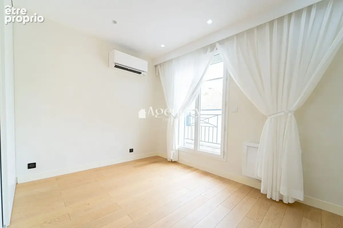 Chambre climatisée avec balcon