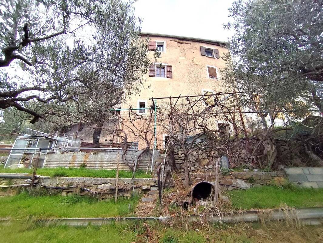 Appartement à CASTELLET-LES-SAUSSES