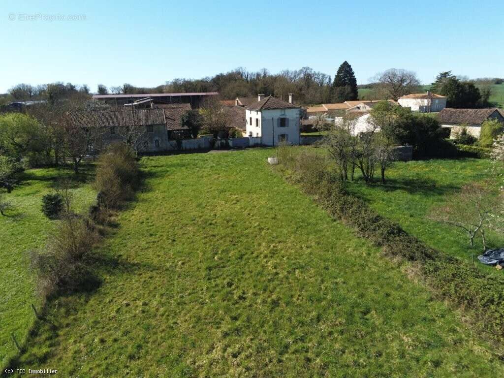 Maison de Campagne Avec 2 Chambres et Jardin Clos De Murs - photo 3