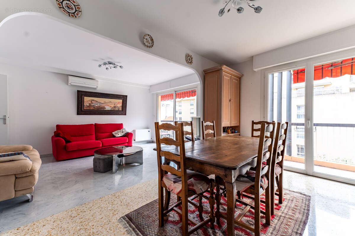 Appartement à SAINT-LAURENT-DU-VAR