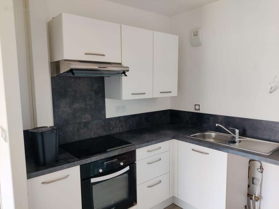 Cuisine aménagée et équipée - Appartement à CHARTRES-DE-BRETAGNE