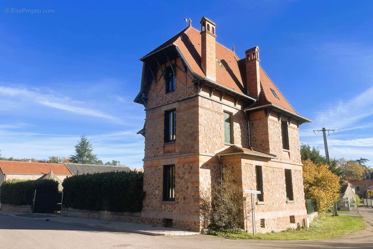 Maison à LE DONJON