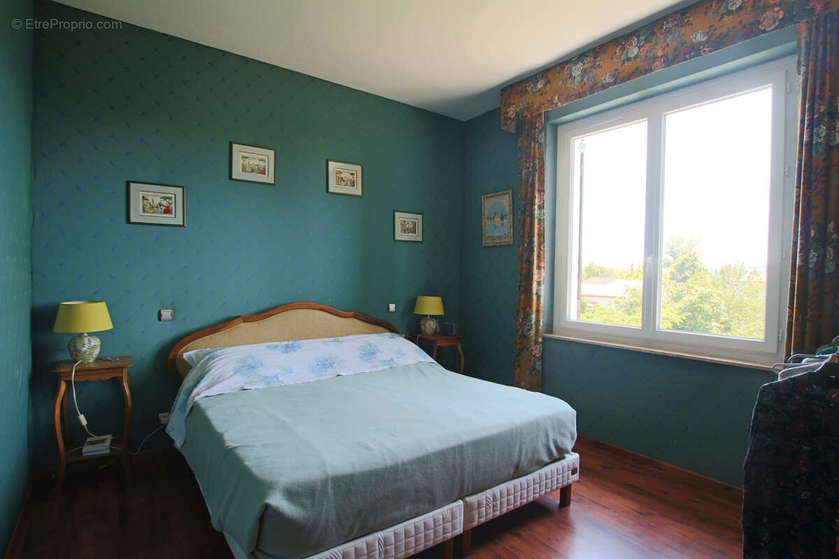 Villa des années 30 avec 2ème maison, grand jardin, grand garage et grande piscine - photo 7