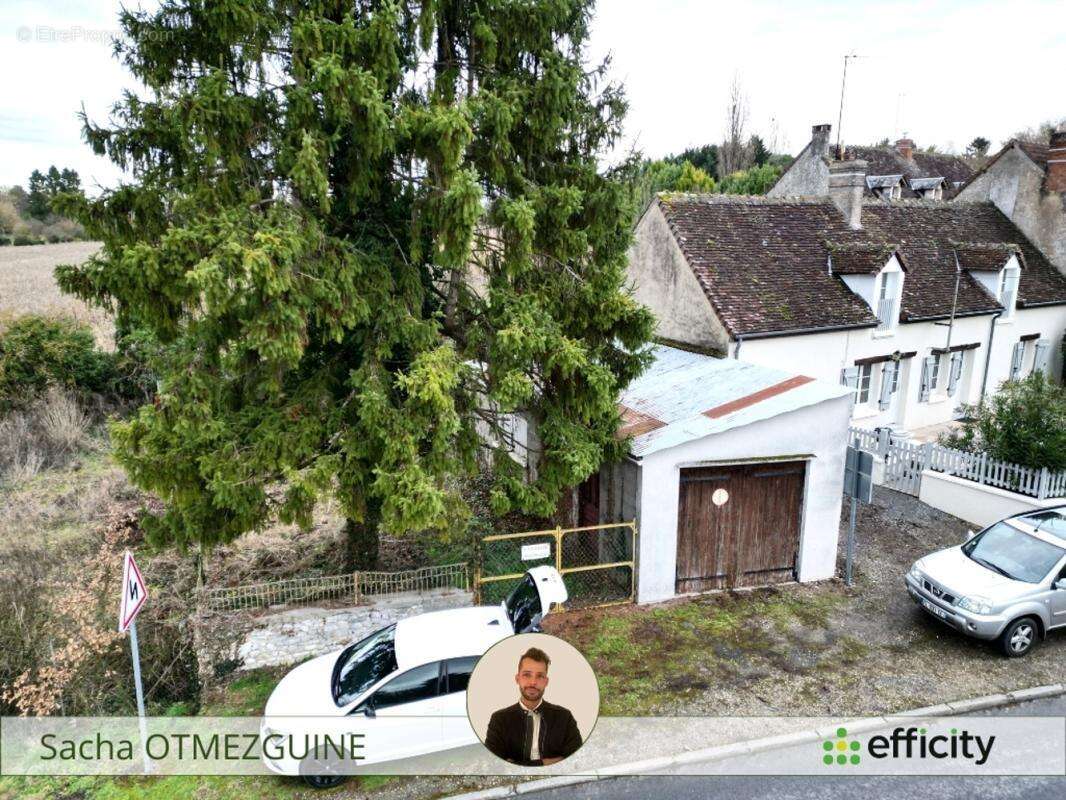 Parking à AZAY-LE-FERRON