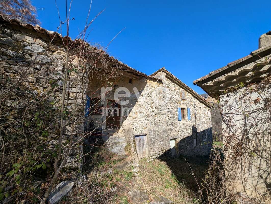 Maison à ROCHE-SAINT-SECRET-BECONNE