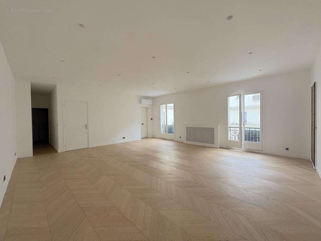 Appartement à PARIS-8E