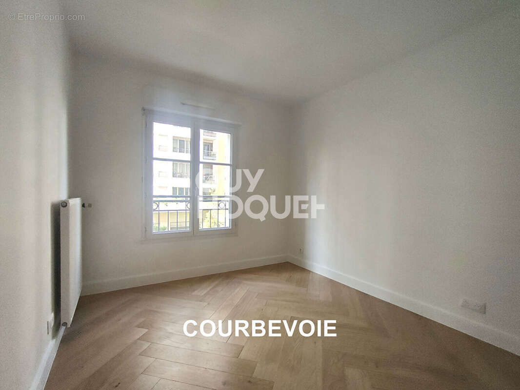 Appartement à COURBEVOIE
