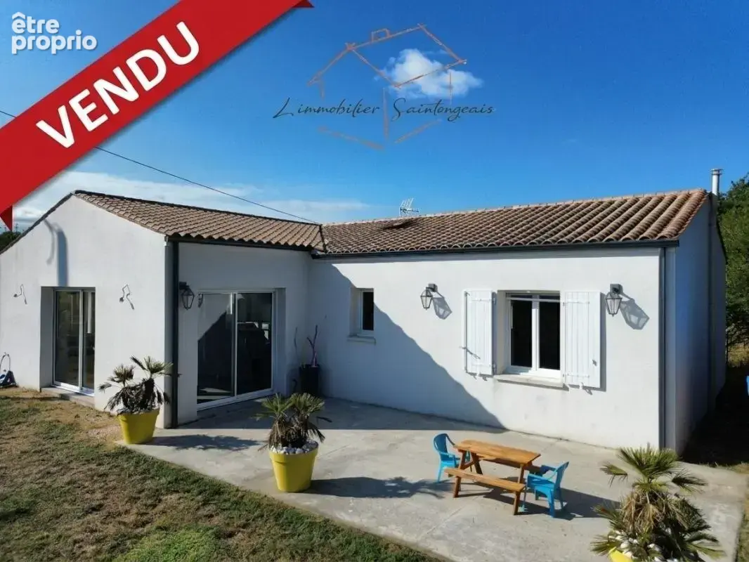 Saint-Georges-des-Coteaux  102 m²  3 Chambres  823 m² - photo 1