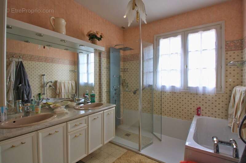 Maison 5 chambres, dans un village dynamique, à proximité directe des commodités - photo 4