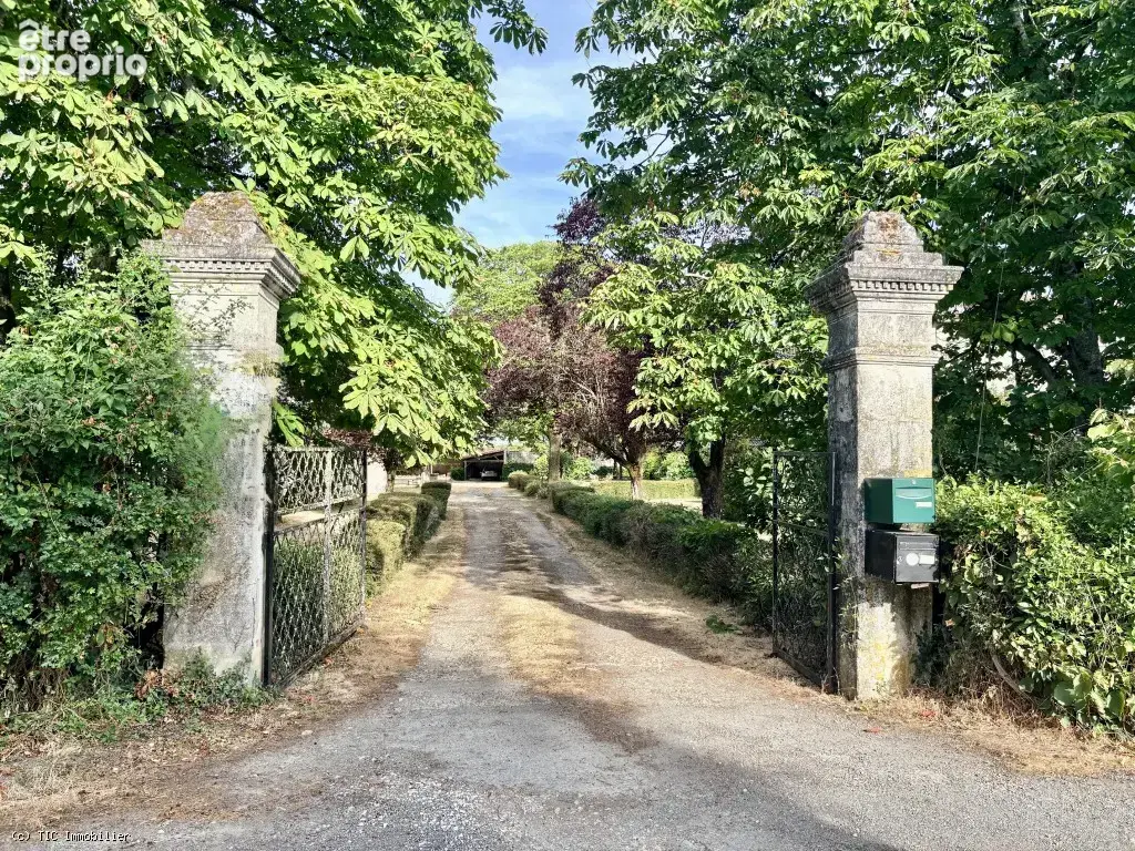 Très Beau Logis avec 6 chambres et Grand Terrain près de Ruffec - photo 4