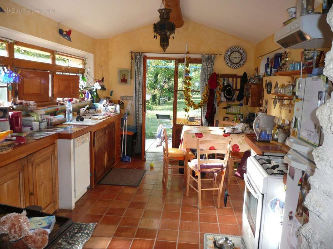 Maison en pierre à vendre à Ménerbes avec un jardin et piscine - photo 11