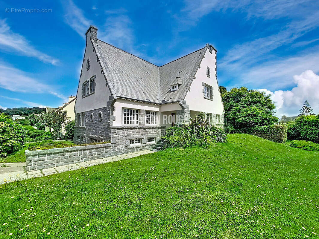 PAIMPOL Propriété : Maison + gîte  Centre ville à pied Aperçu MER - photo 1