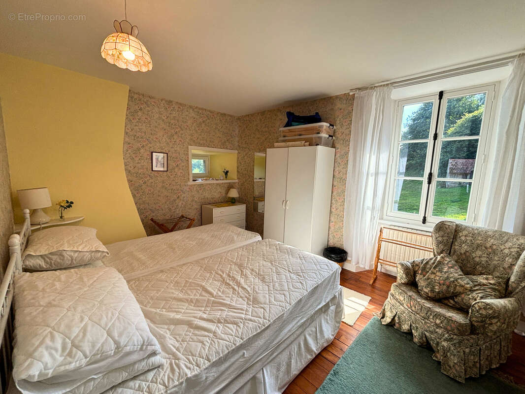 Maison - 134 m2 - En pierre - Avec dépendances - SAINT LAURENT DE CUVES - photo 9