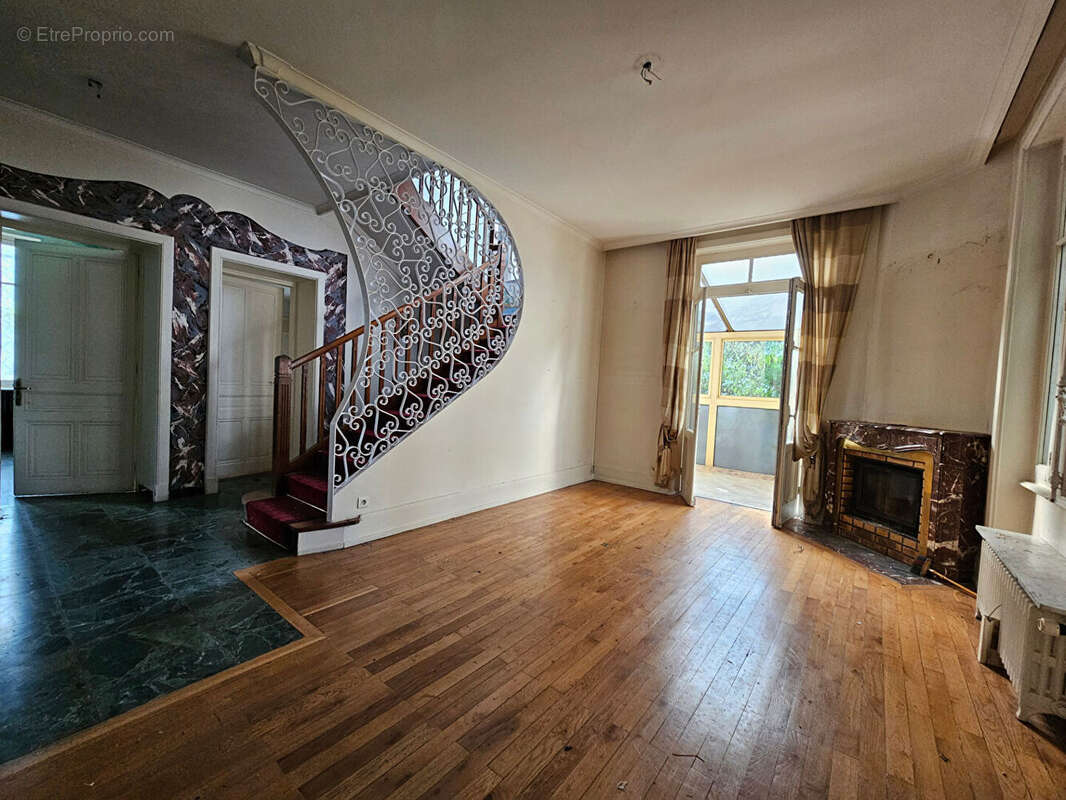 Maison Bourgeoise 7 pièces sur parcelle 1638 m² CREPIEUX - photo 4