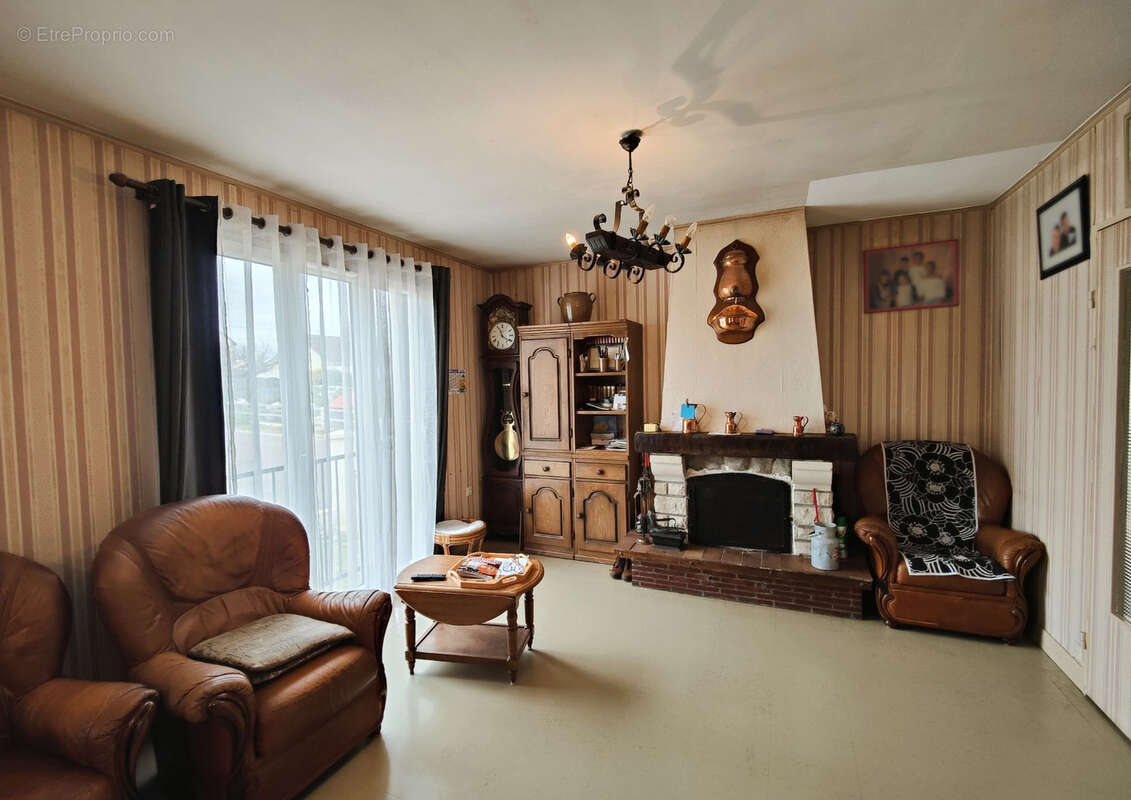 Maison à LAROCHE-SAINT-CYDROINE