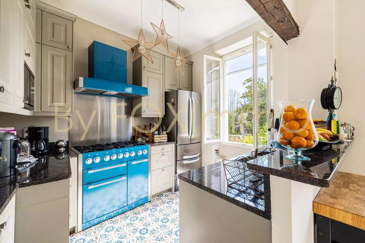 ATYPIQUE & UNIQUE - VENCE Centre ville - Maison 230m2- rénovée- jardin- garage - calme absolu- piscine intérieure - photo 5