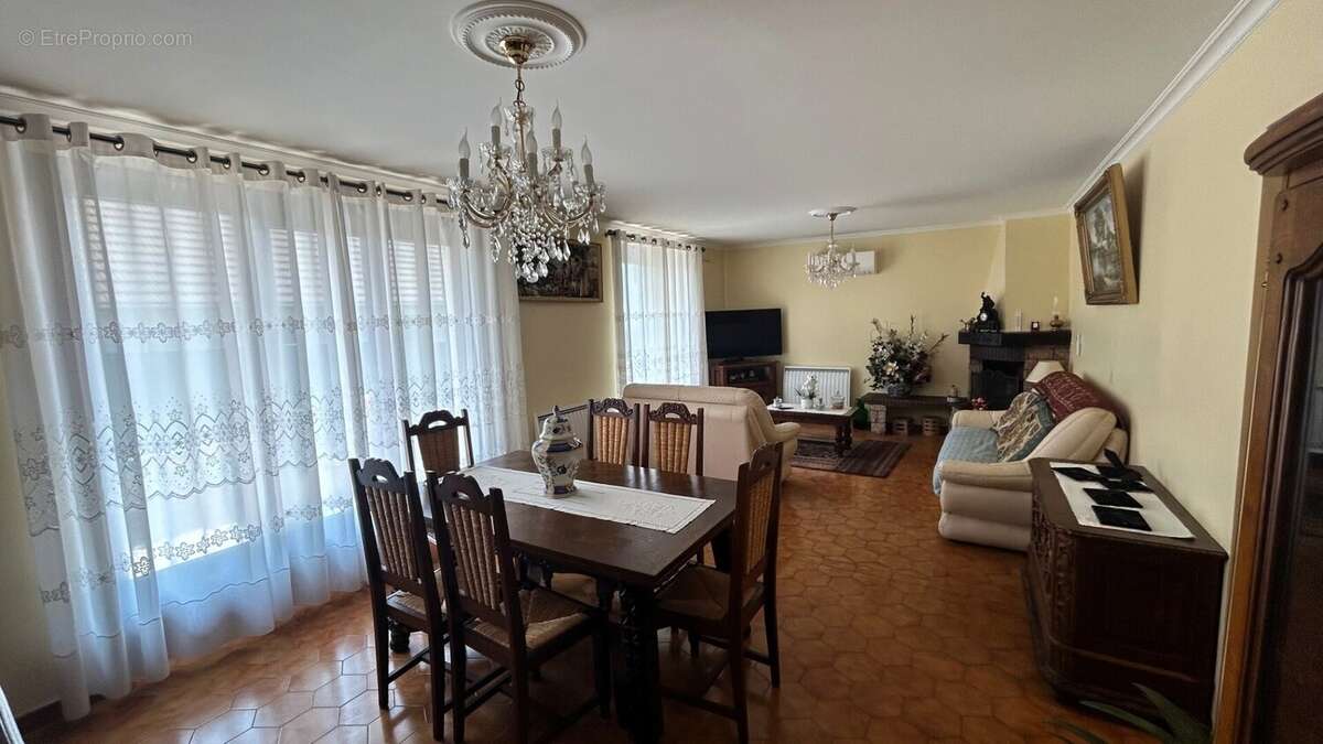 MAISON A VENDRE A VETRAZ MONTHOUX SALON SEJOUR SALLE A MANGER - Maison à VETRAZ-MONTHOUX