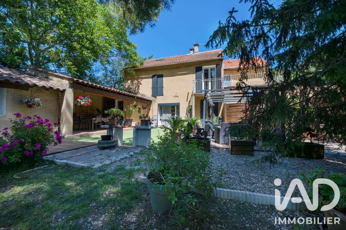 Maison 138 m² à Senas  - photo 2