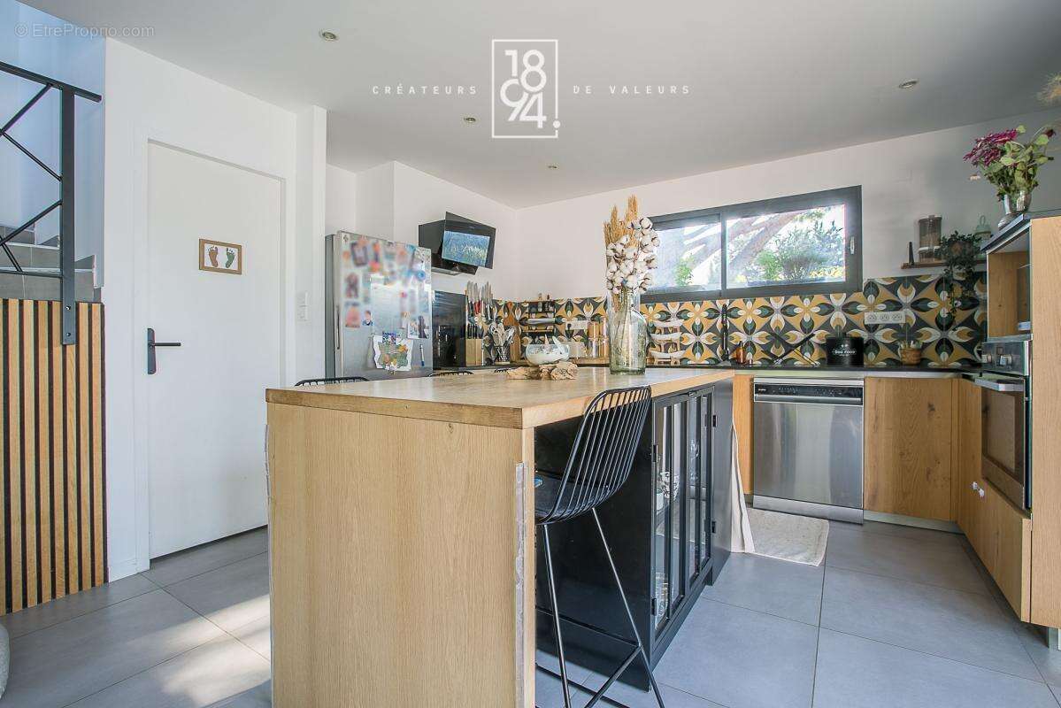 Maison À Vendre T4 Marseille 13011  Eoures  Villa familiale de 112m²  Jardin et piscine  Suite parentale en rez-de-chaussée  Sta - photo 9
