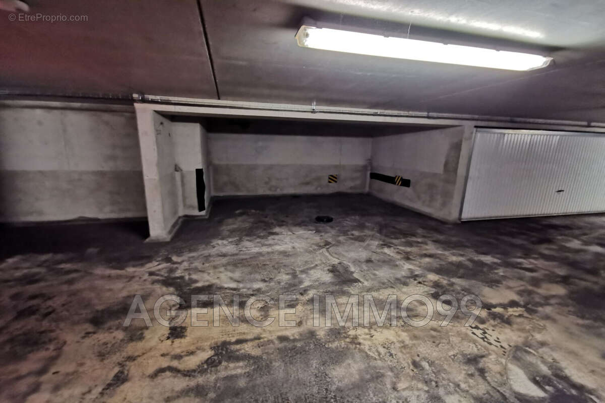 Parking à VALLAURIS