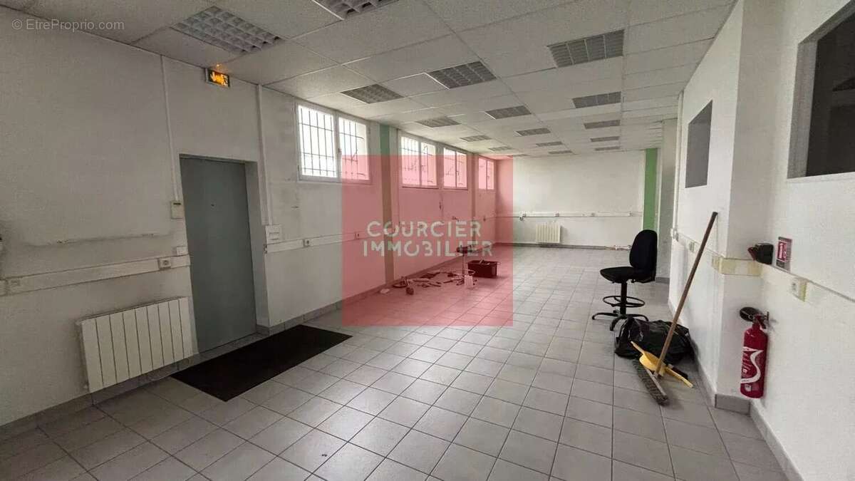 Commerce à LE MESNIL-SAINT-DENIS