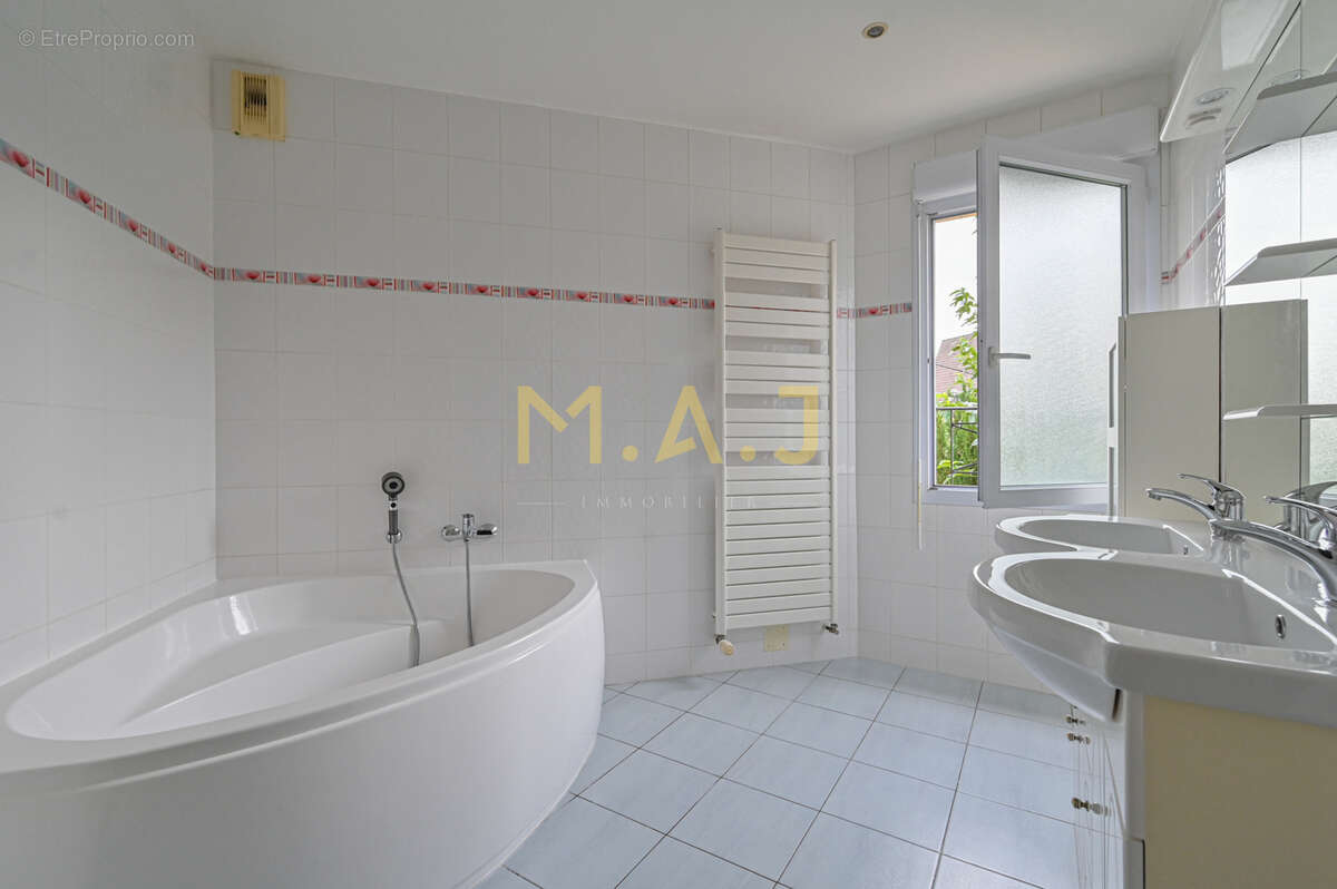 Maison à LE PERREUX-SUR-MARNE