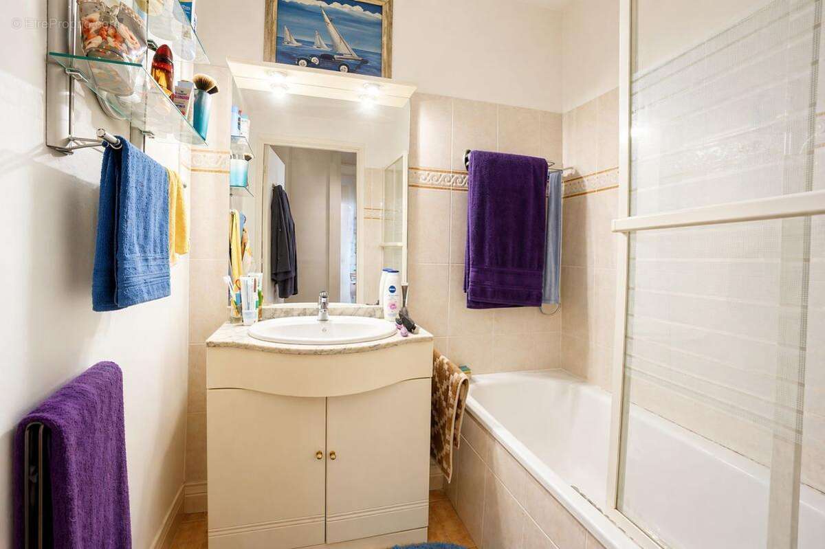 Residence de 2010 - transports - piscine - terrasse de 12m² - photo 5