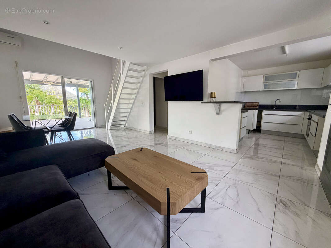 Hauteurs de la Baie Orientale — Maison T4 avec grande terrasse en résidence sécurisée - photo 6