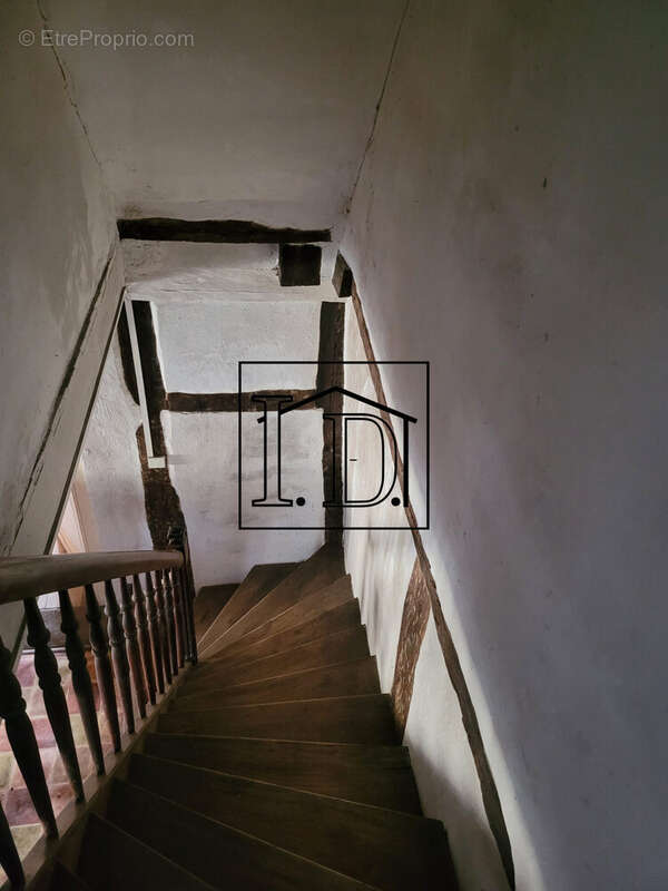escalier - Maison à CONNE-DE-LABARDE