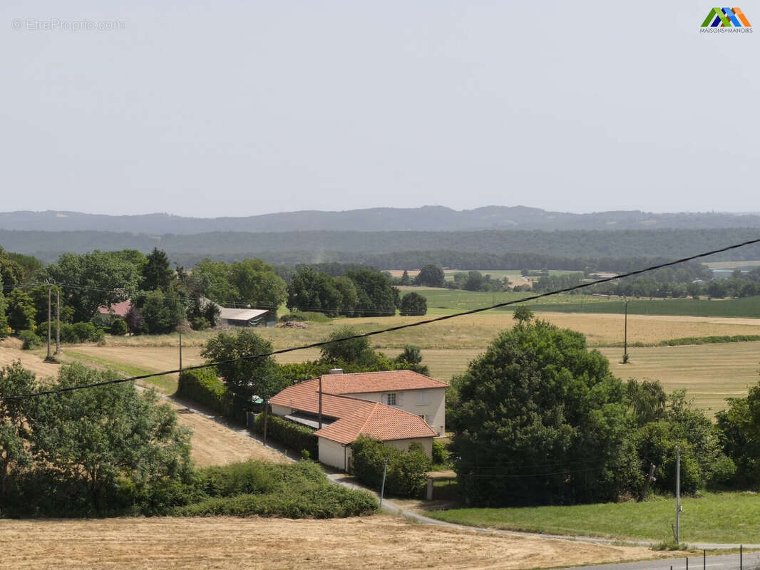 Maison 266 m² à Puydarrieux  - photo 2