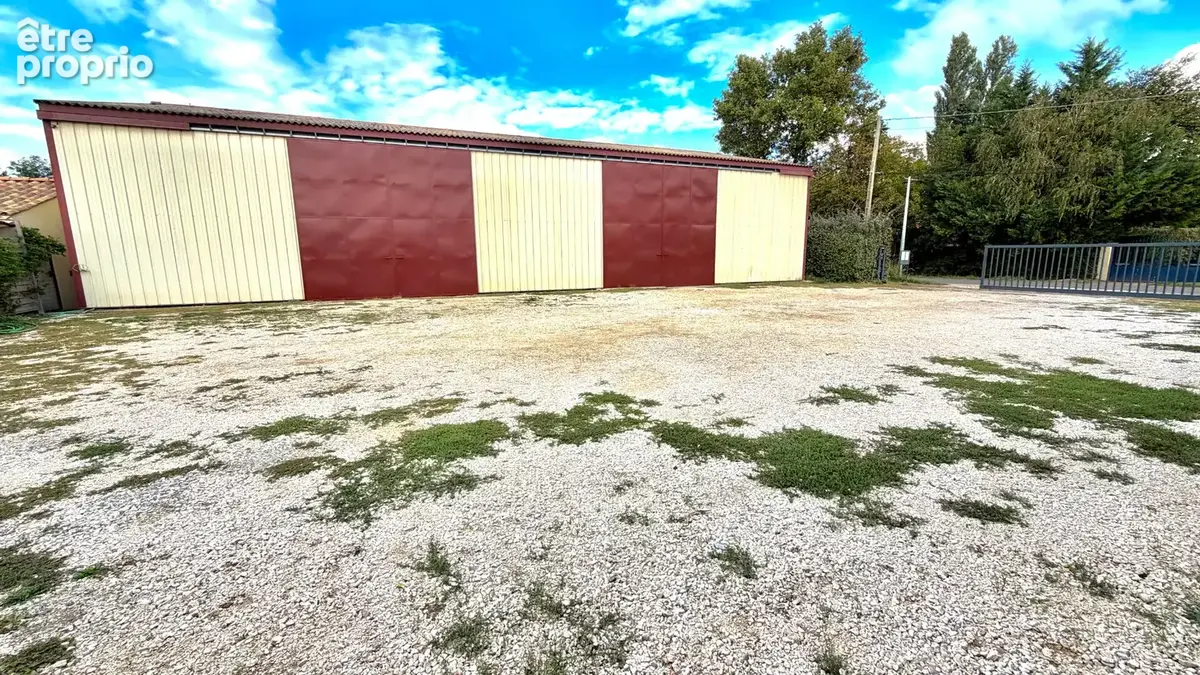 Hangar de 330 m²  avec dependances  de 120 m² sur 32 000 m² de terrain agricole. - photo 2