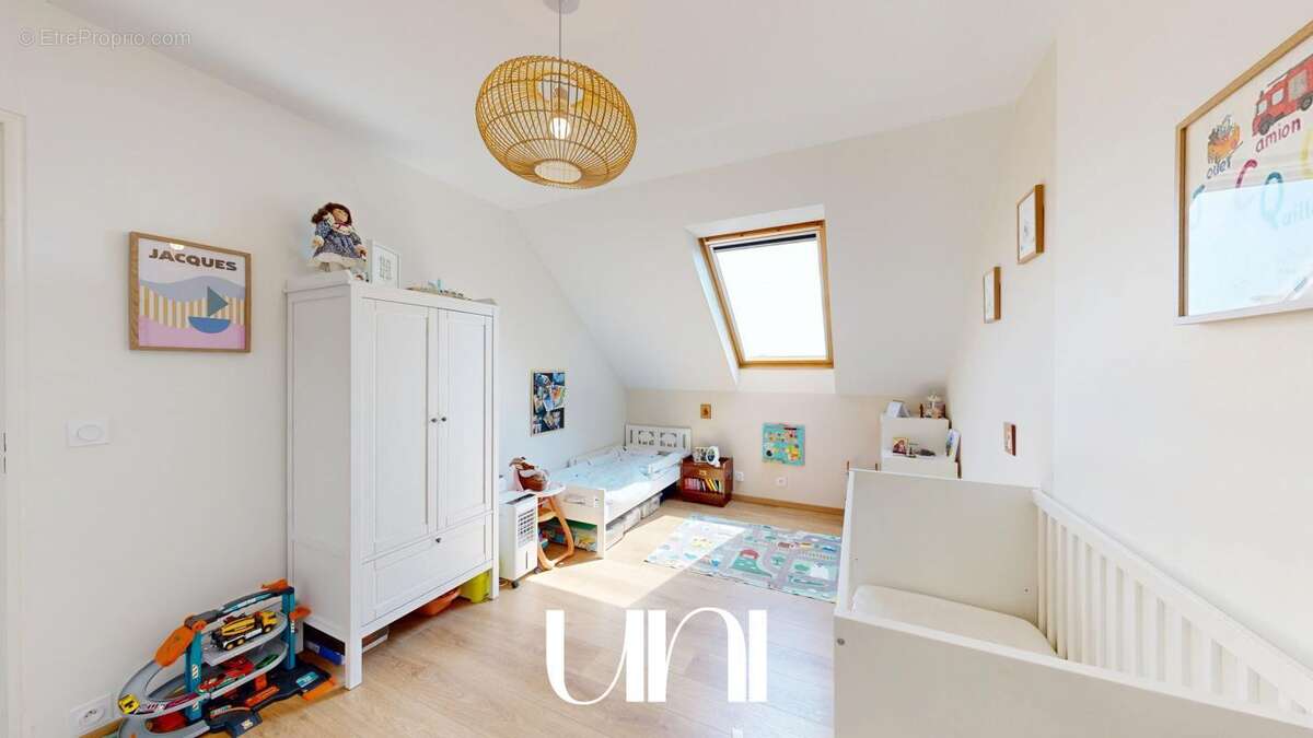 Appartement 5 pièces de 98 m2 avec caves, balcon, ascenseur et parkings - CAEN Saint-Gilles - photo 7
