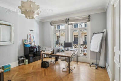 Commerce à PARIS-8E