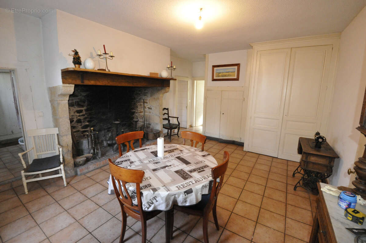 Maison à PIERRE-BUFFIERE