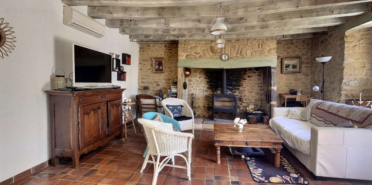 Maison à SAINT-CHAMASSY