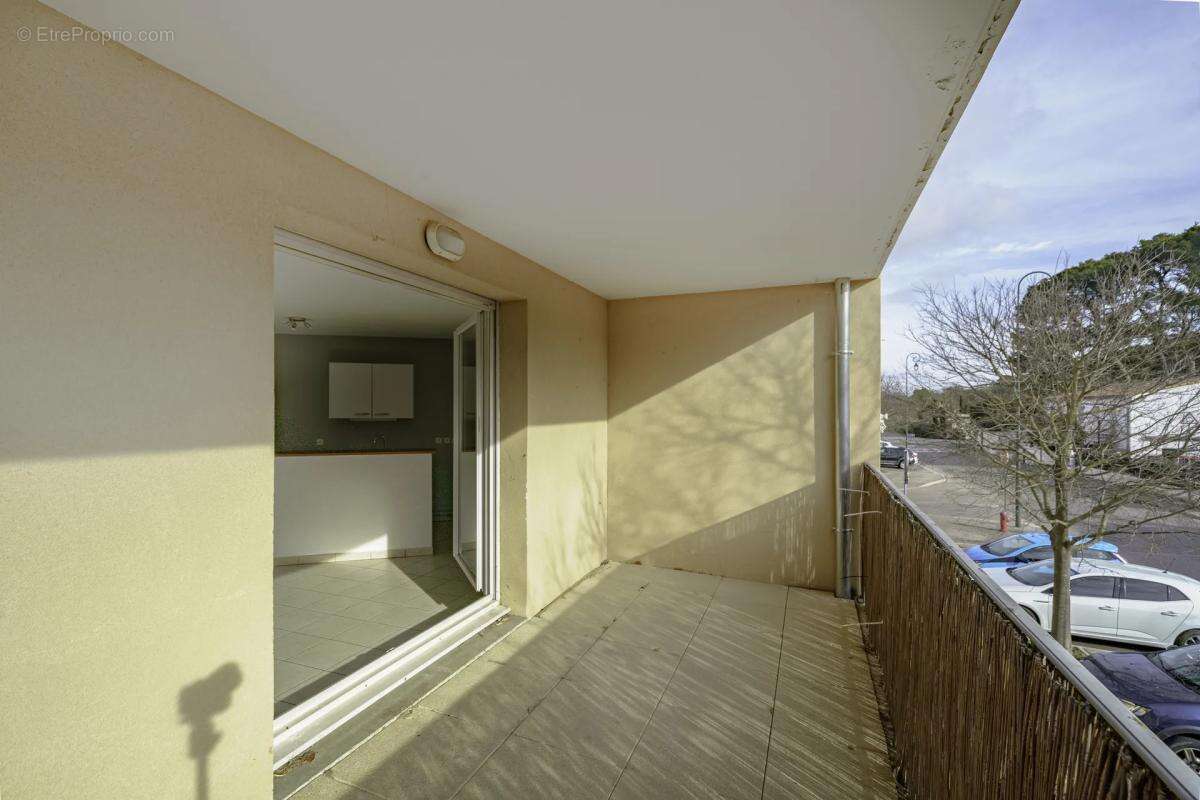 Appartement à LA ROQUE-D'ANTHERON