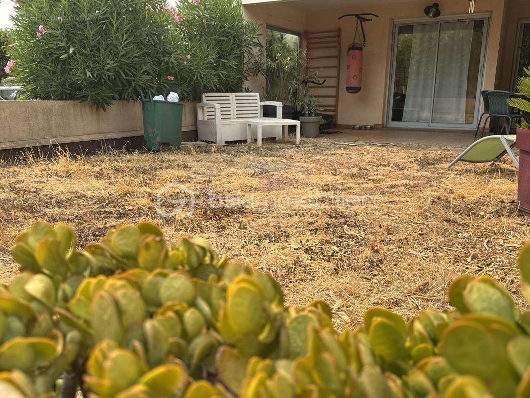 À Saint-Raphaël (83700), dans un quartier recherché, beau T3 de 59,84 m² avec terrasse, jardin privatif de 39 m², garage et cave - photo 2