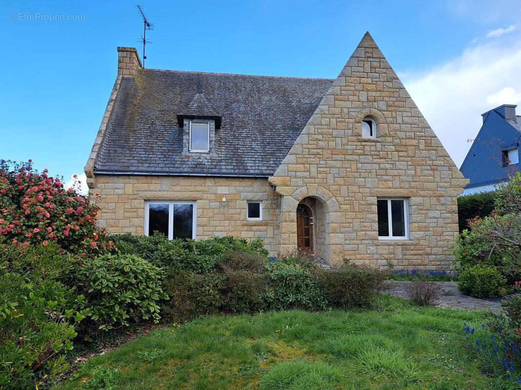 Maison à LA ROCHE-DERRIEN