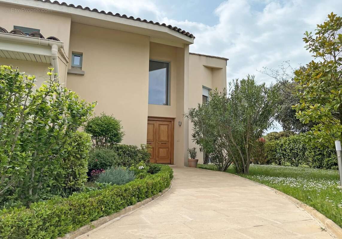 Maison à L'ISLE-SUR-LA-SORGUE