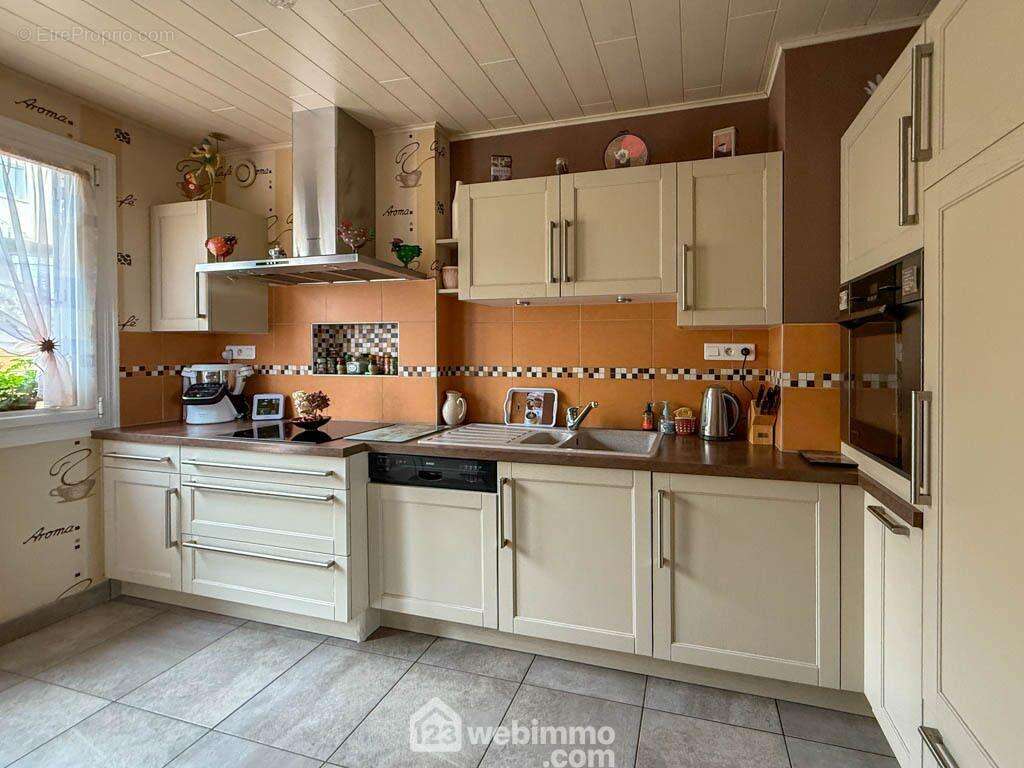 La cuisine est récente et entièrement équipée - Maison à POUZAUGES