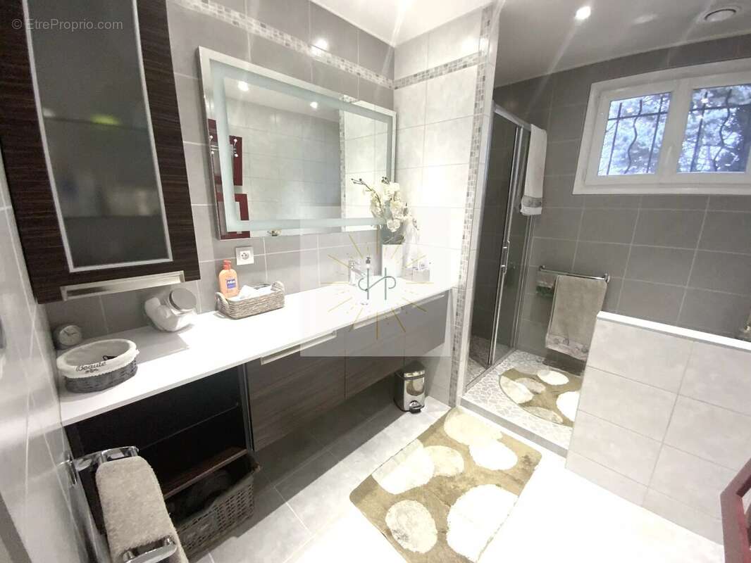 Maison à MONTBOUCHER-SUR-JABRON