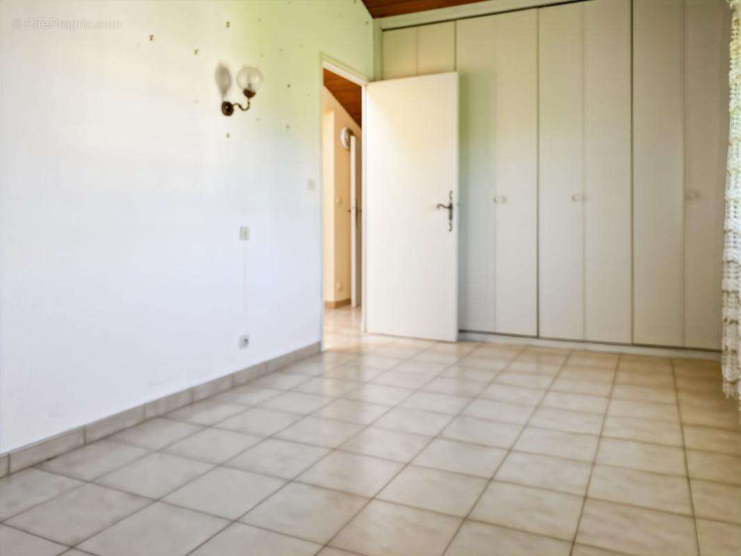 Villa familiale 125m² - 4 chambres + bureau - 2 salles d'eau- Atelier - cave - jardin- abri voitures - photo 11