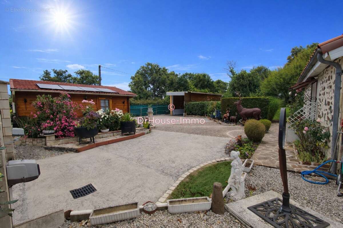 Maison 132 m² à Oradour-Fanais  - photo 3