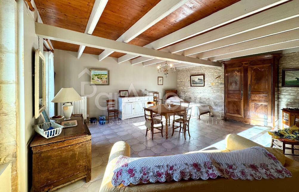 Maison à CHAILLEVETTE