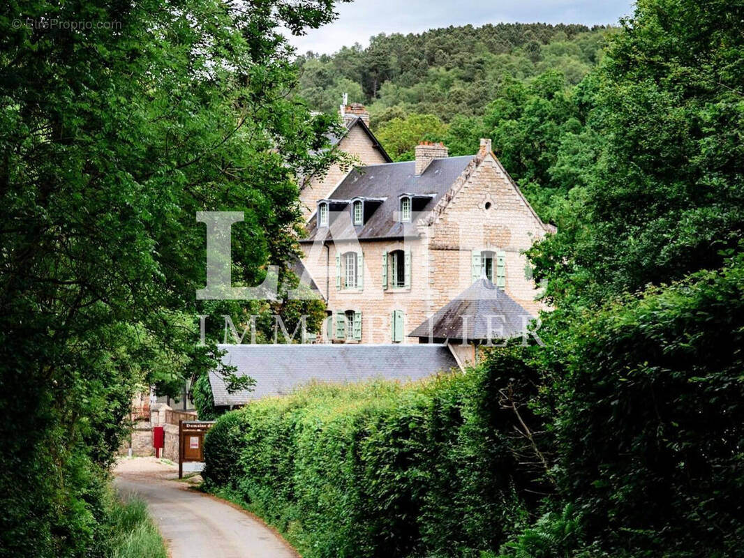 Commerce à SAINT-LEONARD-DES-BOIS