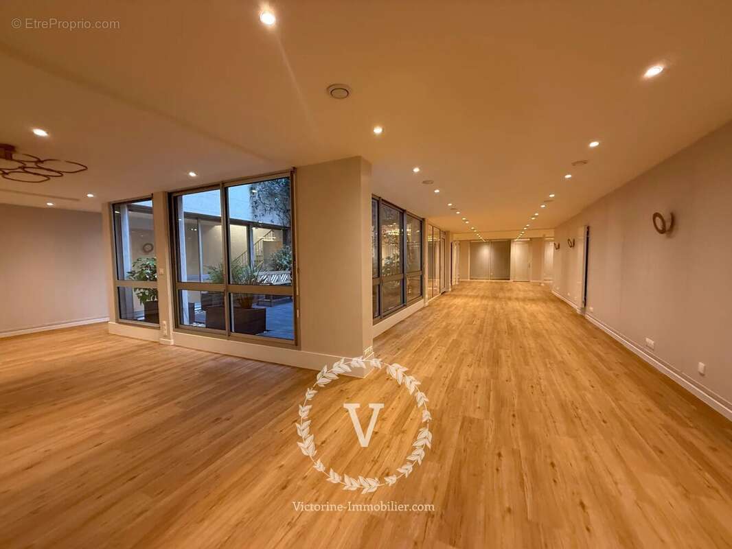 Commerce à PARIS-9E