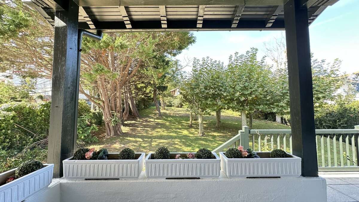 Propriété d'exception de type t7 de 230 m2 en plein centre de guéthary sur parcelle de 1500m2 - photo 12