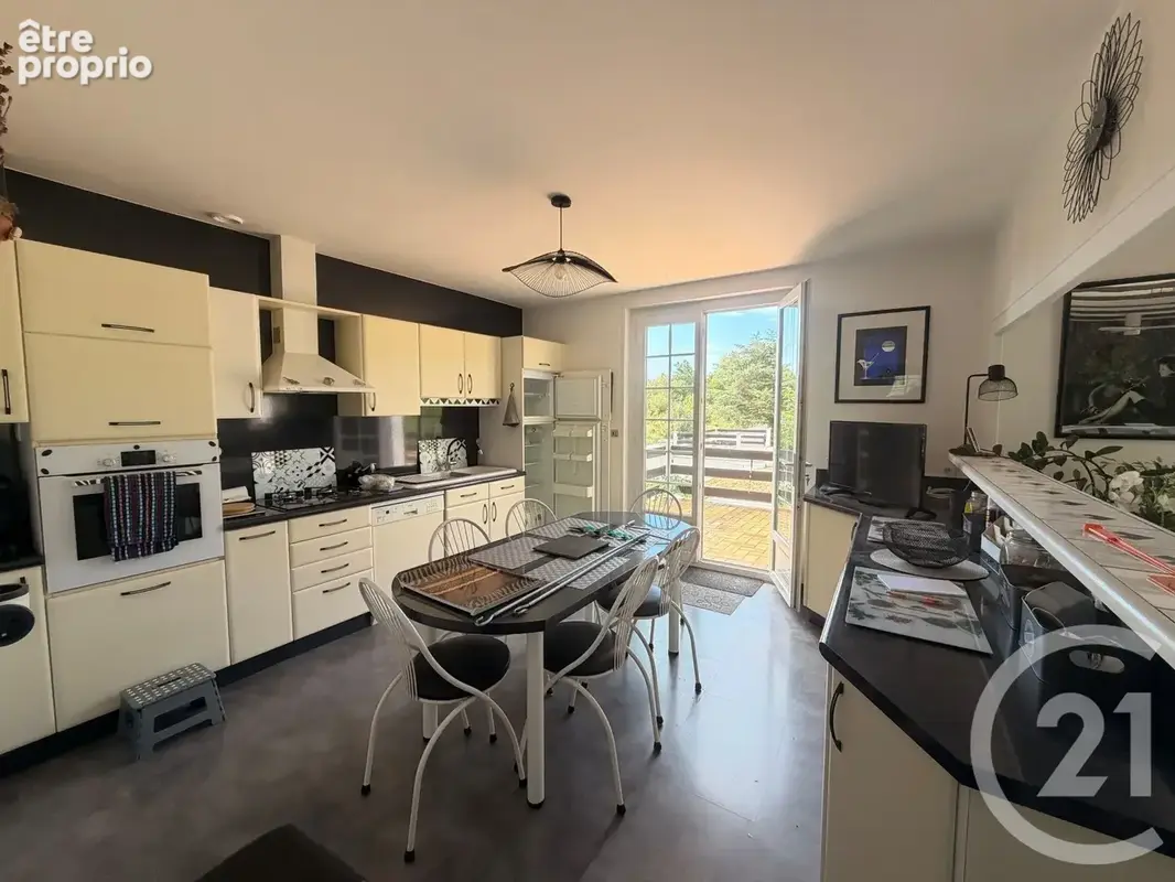 Maison 207 m² à Roiffieux  - photo 5