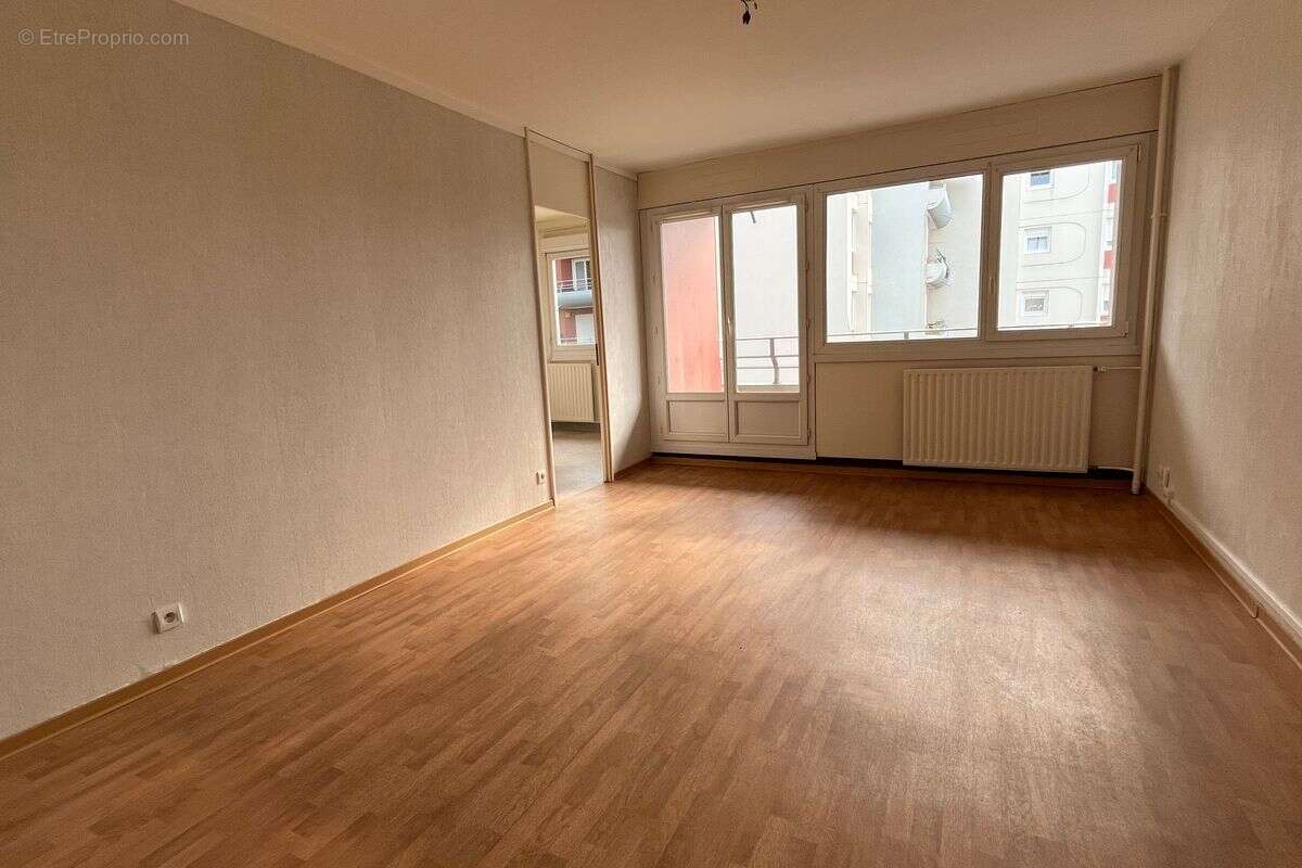 Appartement à LES PONTS-DE-CE