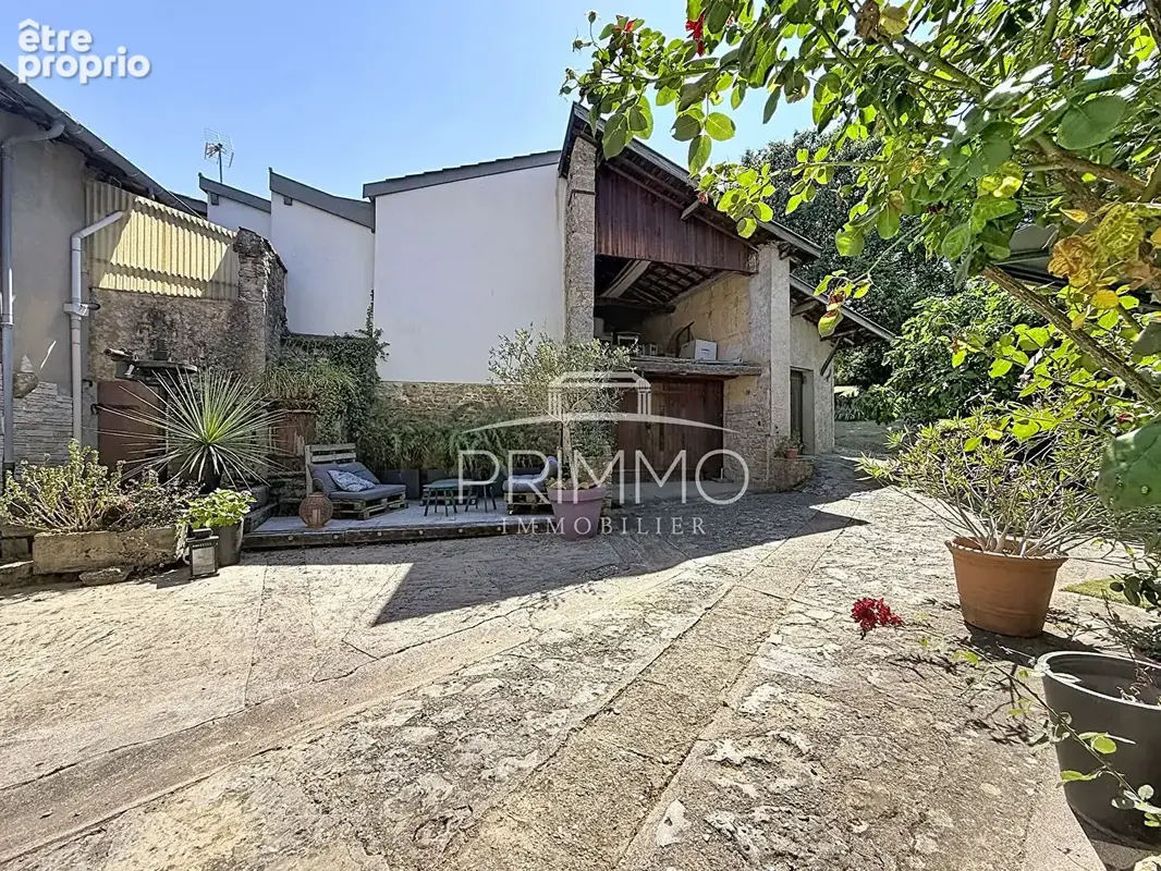 SAINT DIDIER AU MONT D'OR Corps de ferme du XVIIe siècle, 2 maisons + revenus locatifs, piscine - photo 2